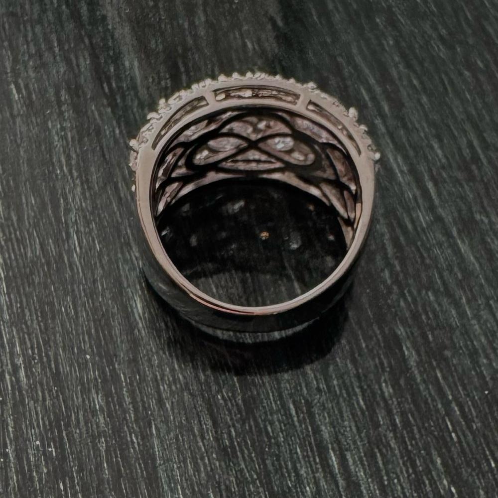Victoria Weik Thick Band Ring with Multiple Round Simulated Diamonds NWOT - Picture 8 of 13